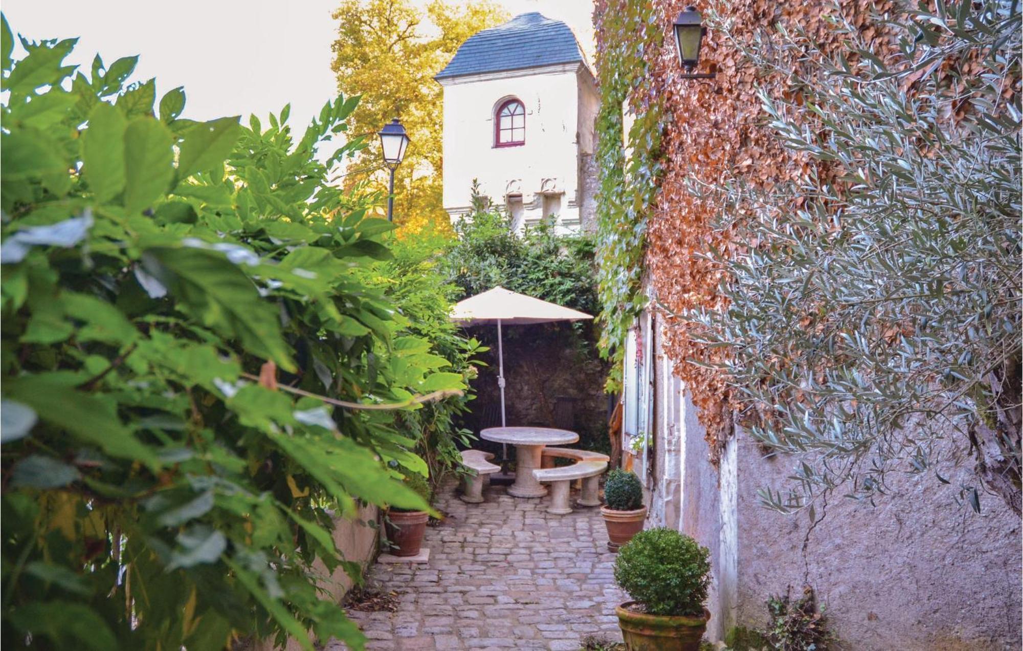 Cozy Home In Gennes With Kitchen Exteriör bild